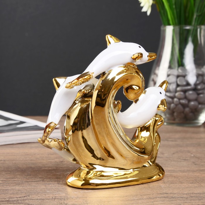 Сувенир керамика "Три дельфина на волне с сердечками" белый с золотом 13,5х17х5,5 см 