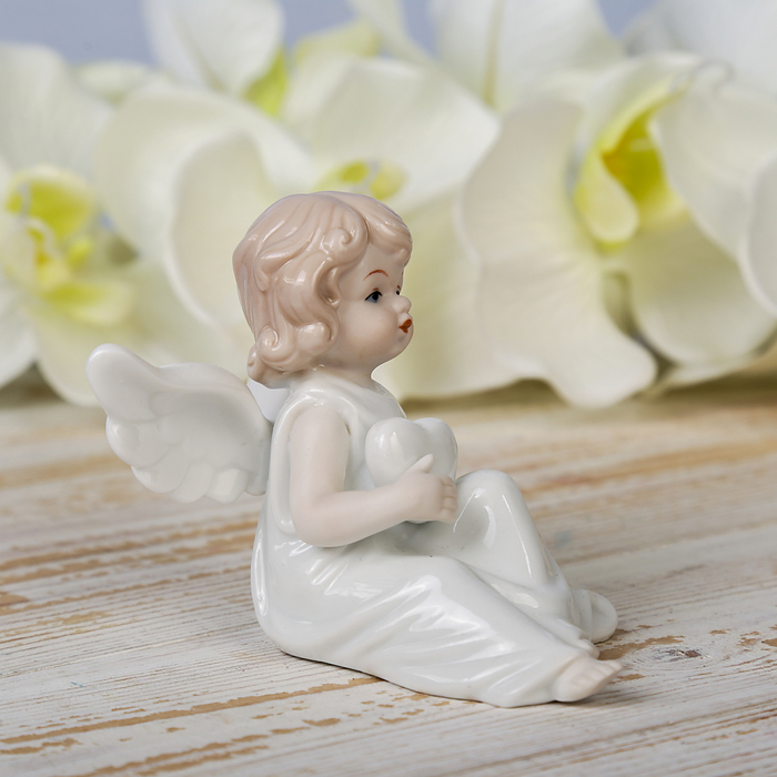 Сувенир "Ангелочек в белом платье держит сердце" 12,5х8,3х9 см 