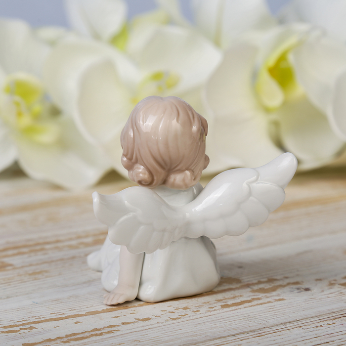 Сувенир "Ангелочек в белом платье держит сердце" 12,5х8,3х9 см 