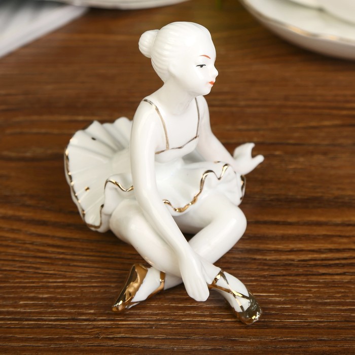 Сувенир керамика "Балерина после репетиции" белая с золотом 10х13х10,5 см 