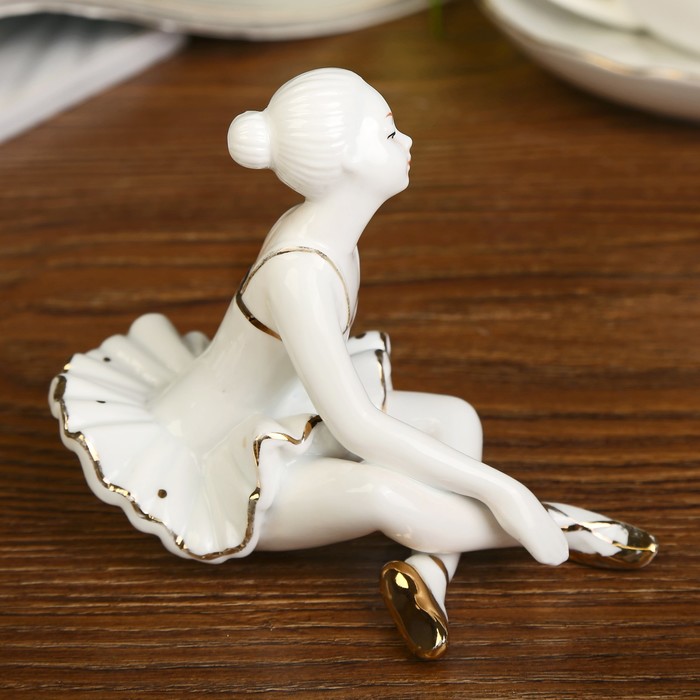 Сувенир керамика "Балерина после репетиции" белая с золотом 10х13х10,5 см 
