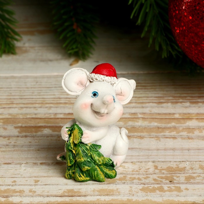 Сувенир полистоун "Белый мышик в новогоднем колпаке с подарками" МИКС 4,5х3х3 см 
