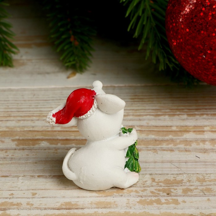 Сувенир полистоун "Белый мышик в новогоднем колпаке с подарками" МИКС 4,5х3х3 см 