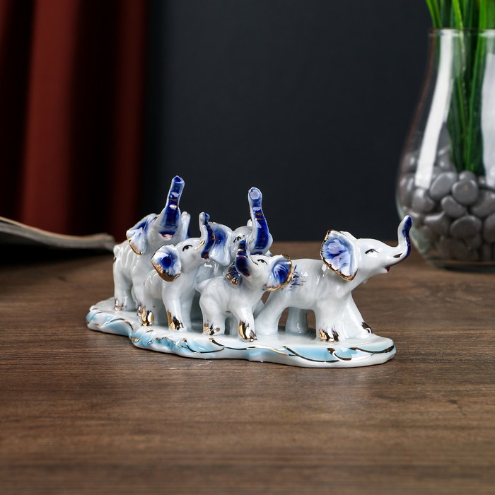 Сувенир керамика "Пять слонов на полянке" бело-синие с золотом 9х18х6,5 см 