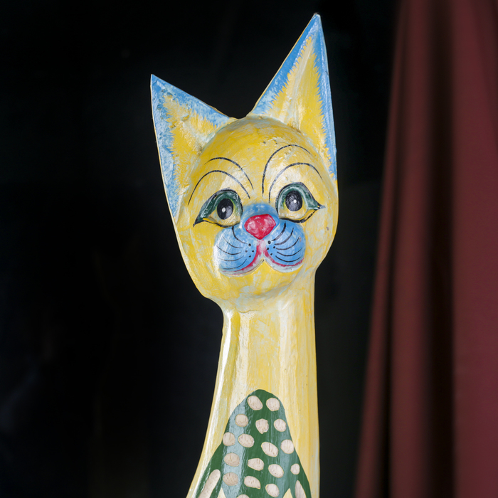 Сувенир дерево "Желтая кошка с голубыми лапками" 7х18х80 см 