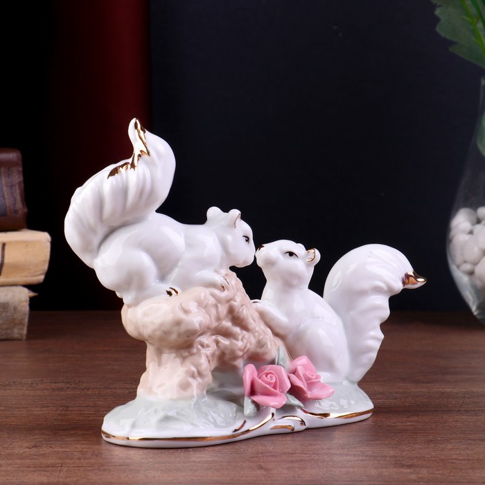Сувенир керамика "Белочки на коряге с розами" белый 13х17х6 см 