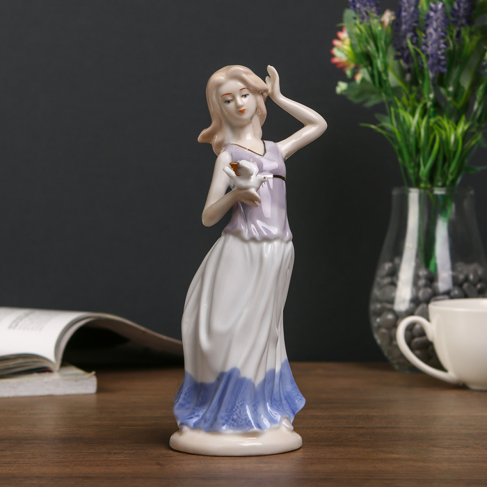 Сувенир "Молодая девушка с белой голубкой" 21х8х6,5 см 