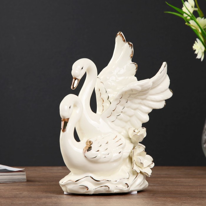 Сувенир керамика "Две лебеди с цветами в пруду" кремовый 20,5х15х8,5 см 