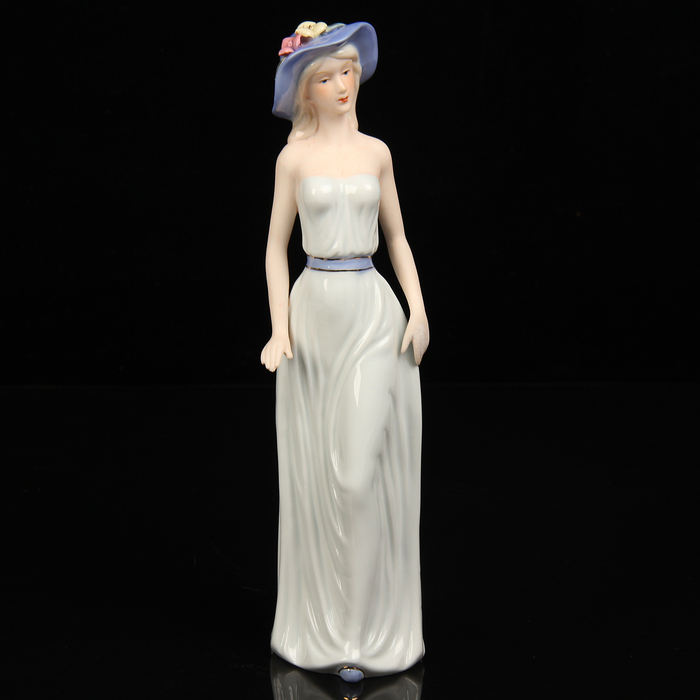 Сувенир керамика "Девушка в белом платье в шляпке с цветами" 30х8,5х6,5 см 