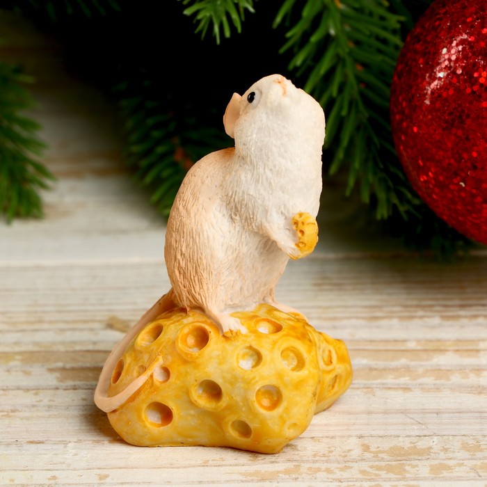 Сувенир полистоун "Мышка на кусочке сыра" 8,7х3,9х5,2 см 