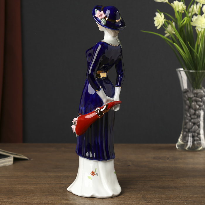 Сувенир керамика "Девушка в пальто на прогулке" 29х8х7,5 см 