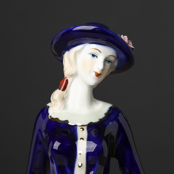 Сувенир керамика "Девушка в пальто на прогулке" 29х8х7,5 см 