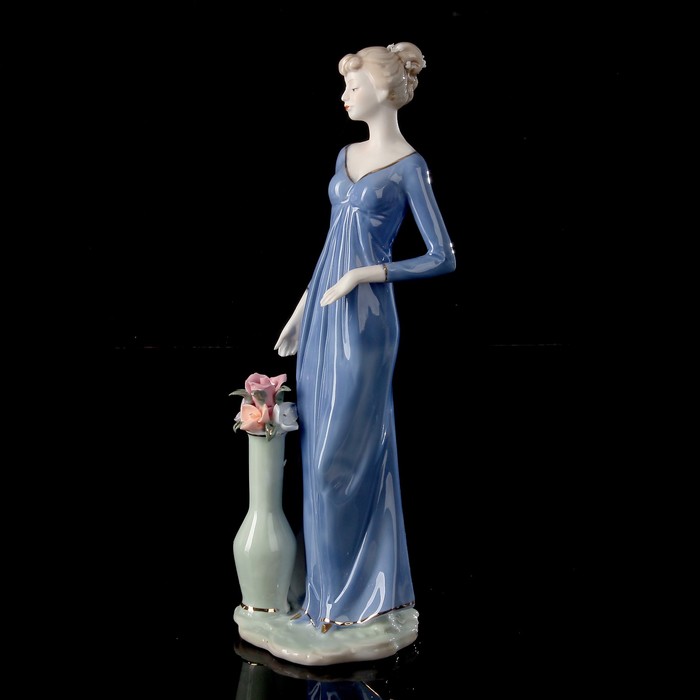 Сувенир "Леди в голубом платье у вазы с цветами" 31х10х8,5 см 