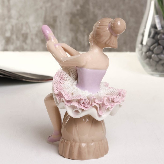 Сувенир фарфор "Балерина на пуфике" розовый 12х8х14 см 