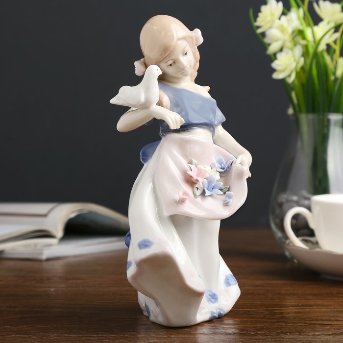 Сувенир керамика "Девочка с цветами на переднике с голубем" 22х10х12 см 