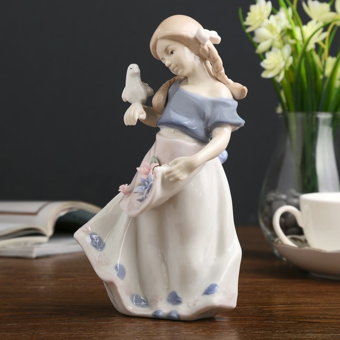 Сувенир керамика "Девочка с цветами на переднике с голубем" 22х10х12 см 