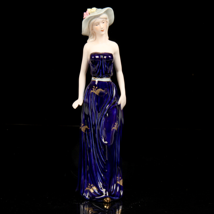 Сувенир керамика "Девушка в шляпке с цветами в синем платье" 30х8,5х6 см 