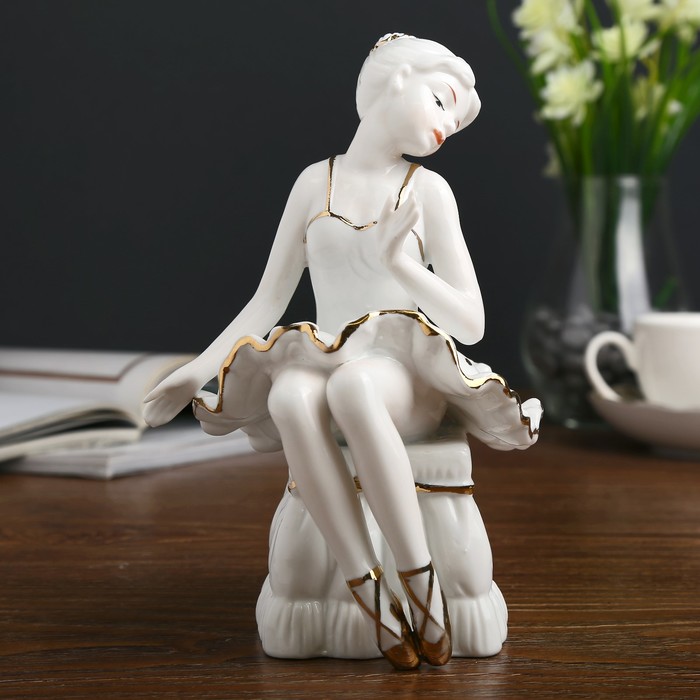 Сувенир керамика "Маленькая балерина на пуфике" белая с золотом 18,5х12х12 см 