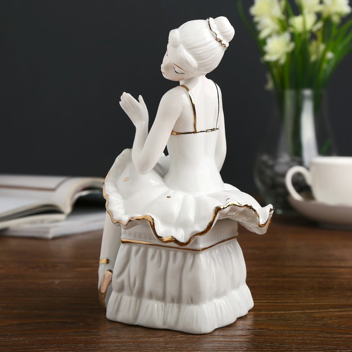 Сувенир керамика "Маленькая балерина на пуфике" белая с золотом 18,5х12х12 см 