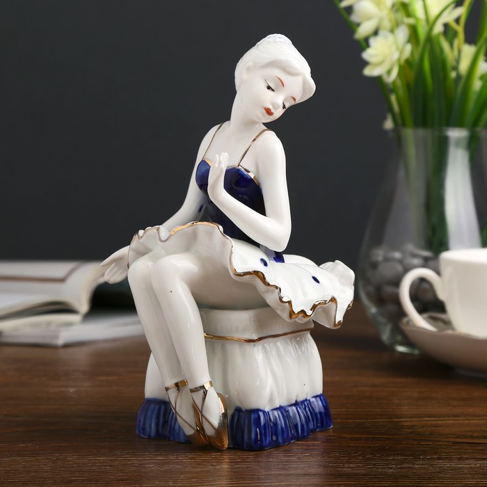 Сувенир керамика "Маленькая балерина на пуфике" кобальт 18,5х12х12 см 