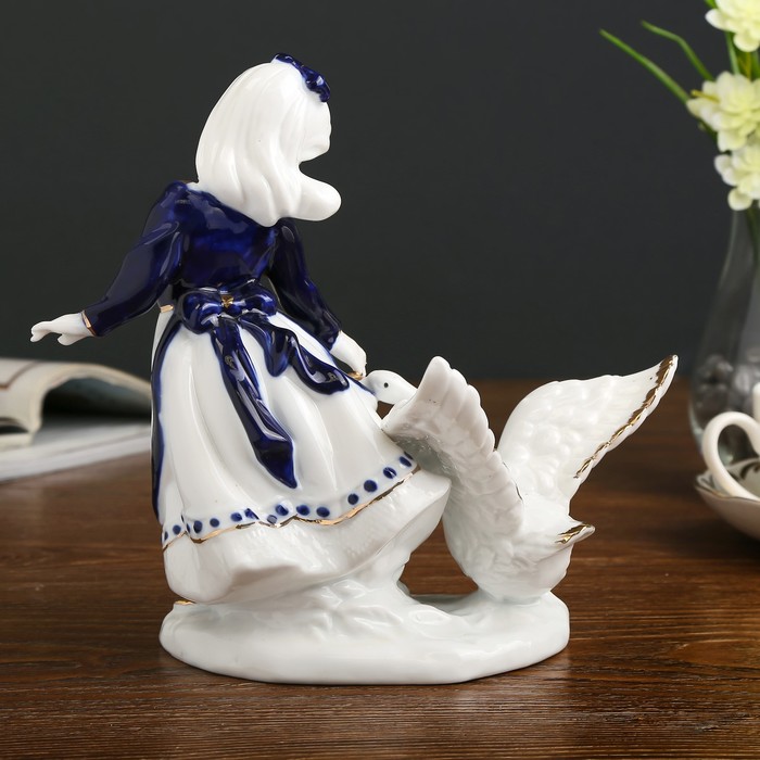 Сувенир керамика "Девочка с гусем" кобальт 21х11х23 см 