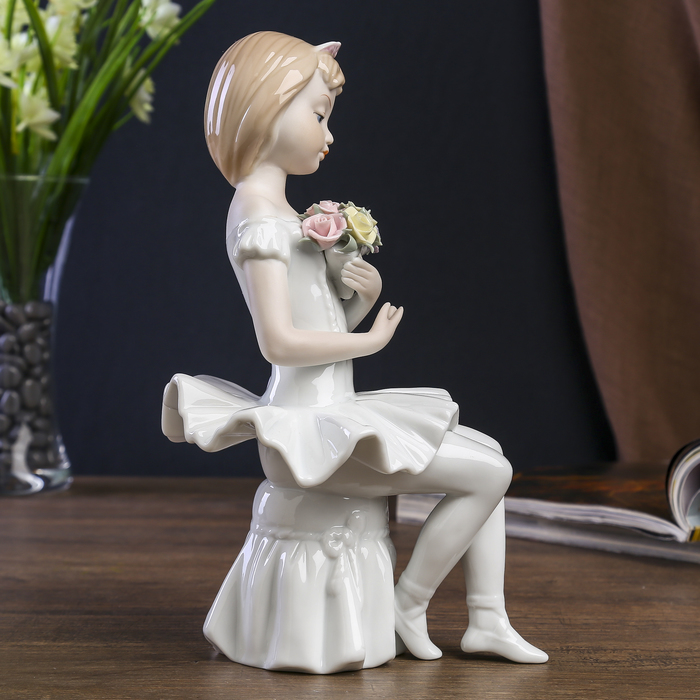 Сувенир керамика "Балерина с цветами после премьеры" 24х14х12 см 