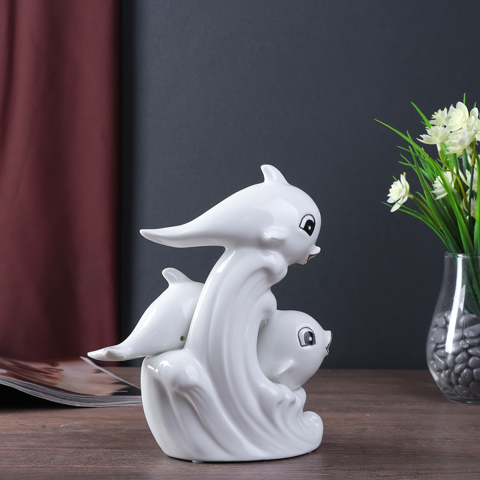 Сувенир керамика "Дельфины с цветными розами" белый 21,5х18х8,5 см 