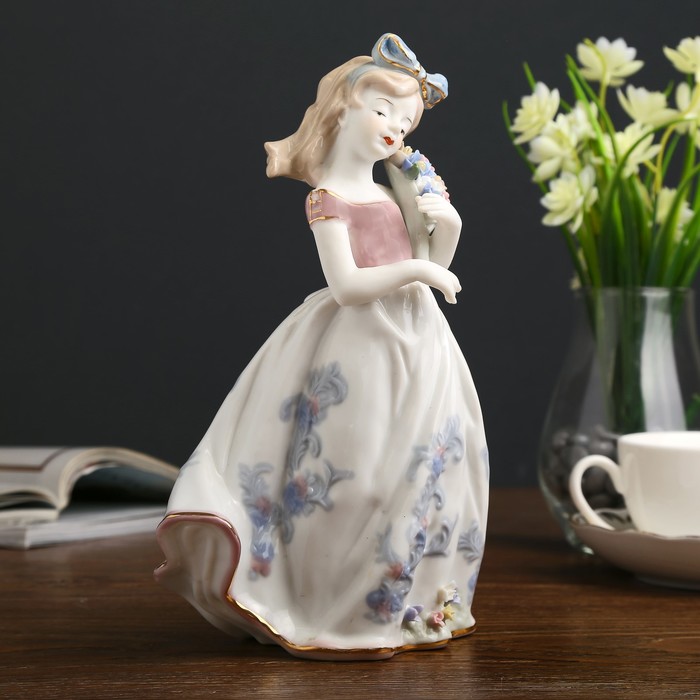 Сувенир керамика "Девочка с букетом цветов" 24х11,5х15 см 