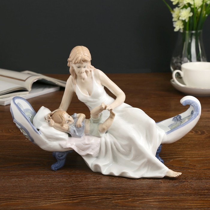 Сувенир керамика "Мама с малышом на софе" 19х29х14 см 