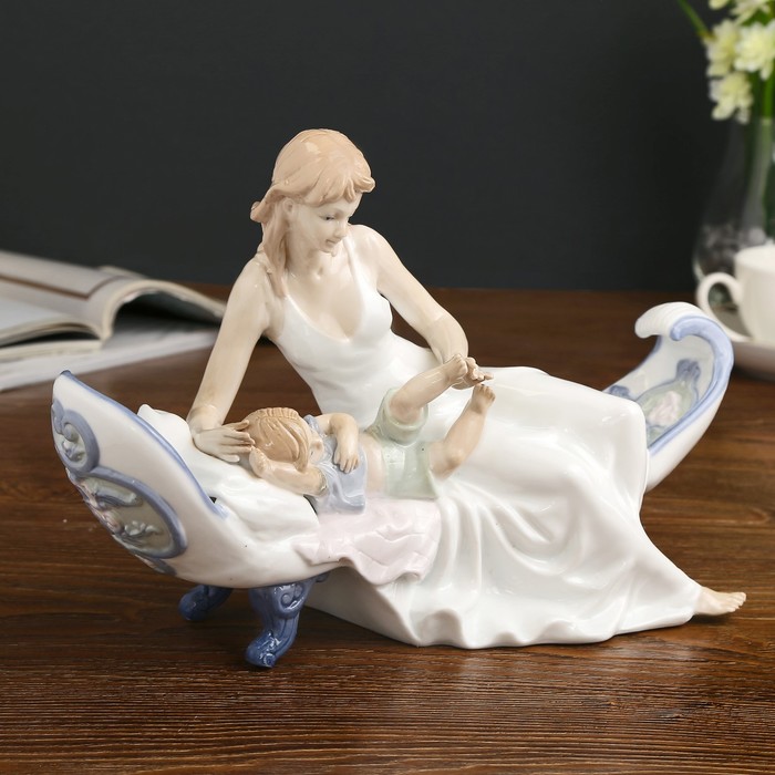 Сувенир керамика "Мама с малышом на софе" 19х29х14 см 