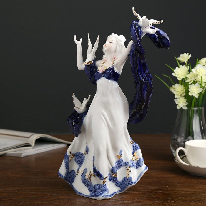 Сувенир керамика "Девушка с голубями" кобальт 34,5х20х12 см 
