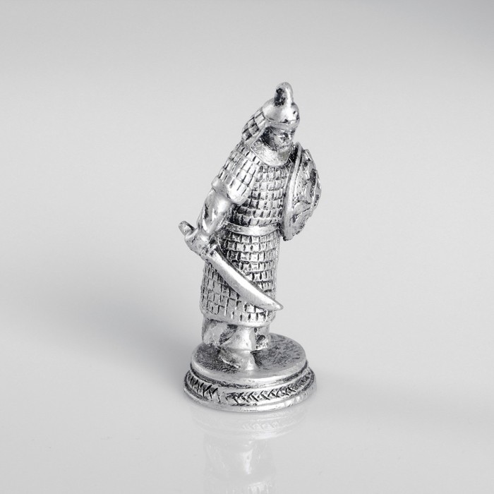 Сувенир полистоун "Солдат с мечом", серебряный 