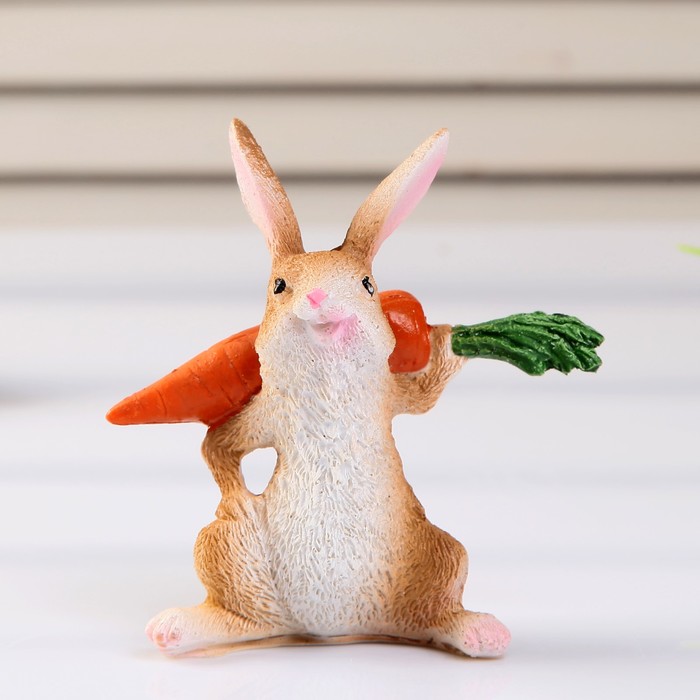 Сувенир полистоун "Заяц с морковкой" 8,3х8,5х3,5 см 