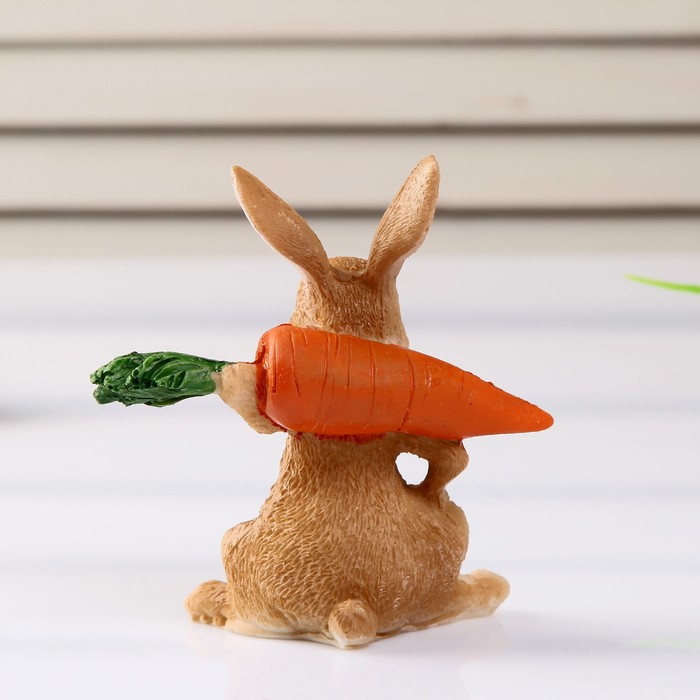 Сувенир полистоун "Заяц с морковкой" 8,3х8,5х3,5 см 
