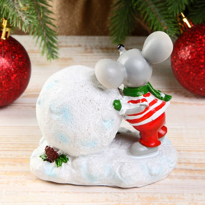 Сувенир полистоун "Мышонок в шарфике лепит снежный шар" 10х7х9,5 см 