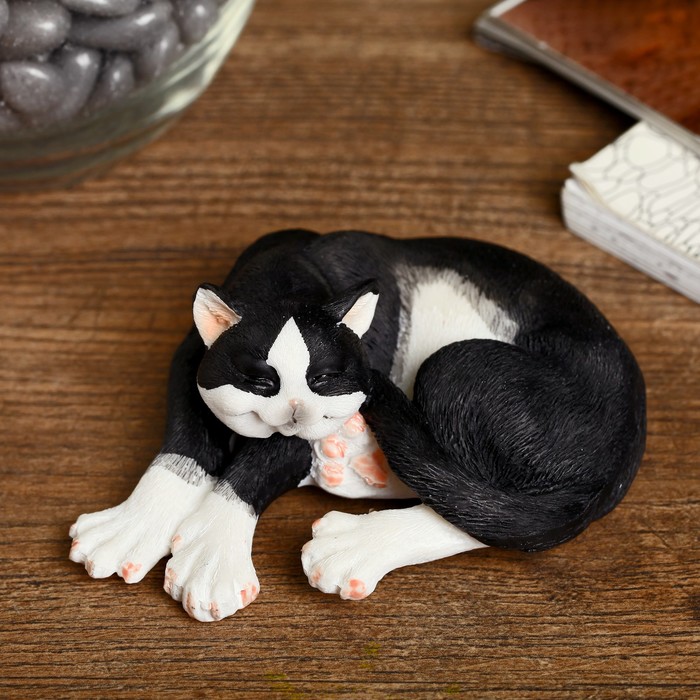 Сувенир полистоун "Черно-белый кот Феликс спит" 4х10х7,5 см 