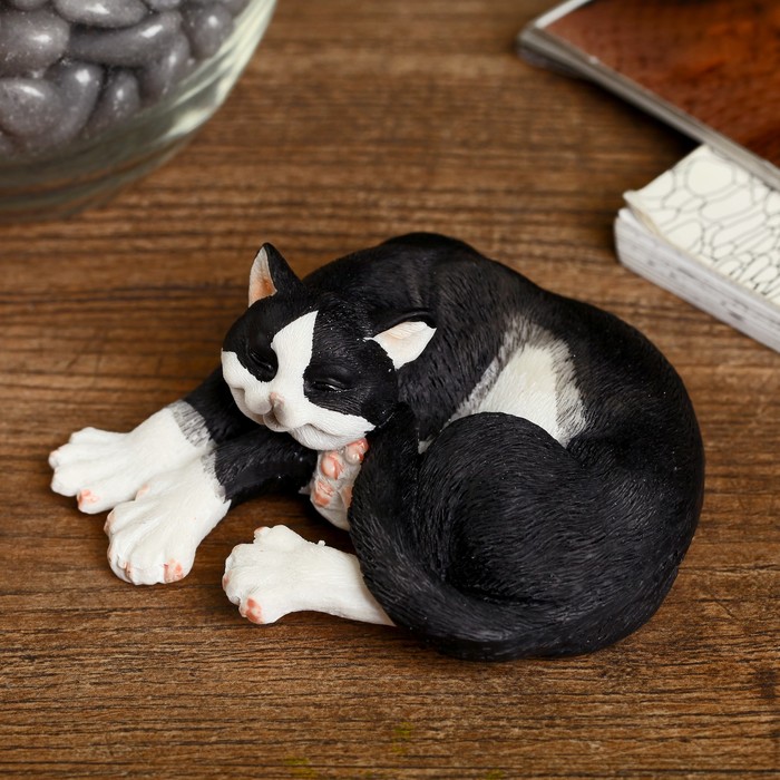 Сувенир полистоун "Черно-белый кот Феликс спит" 4х10х7,5 см 