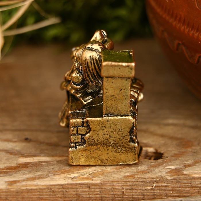 Фигурка миниатюра домовой "Оберегаю дом" на печке, 3,5 х 3 см 