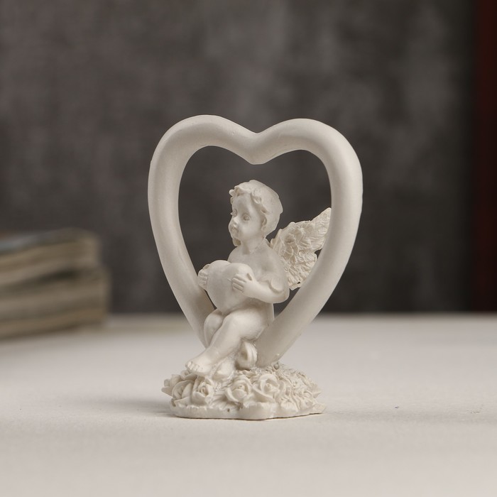 Сувенир полистоун "Белоснежный ангелочек с сердечком в сердце" 6х5,5х3 см 