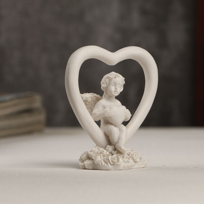 Сувенир полистоун "Белоснежный ангелочек с сердечком в сердце" 6х5,5х3 см 