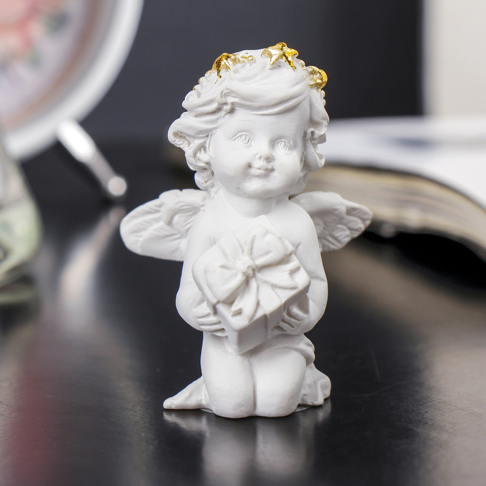 Сувенир полистоун "Белый ангел с золотым ободком с подарком/мишкой" МИКС 6х4,5х4,5 см 