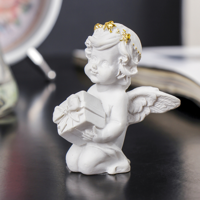 Сувенир полистоун "Белый ангел с золотым ободком с подарком/мишкой" МИКС 6х4,5х4,5 см 