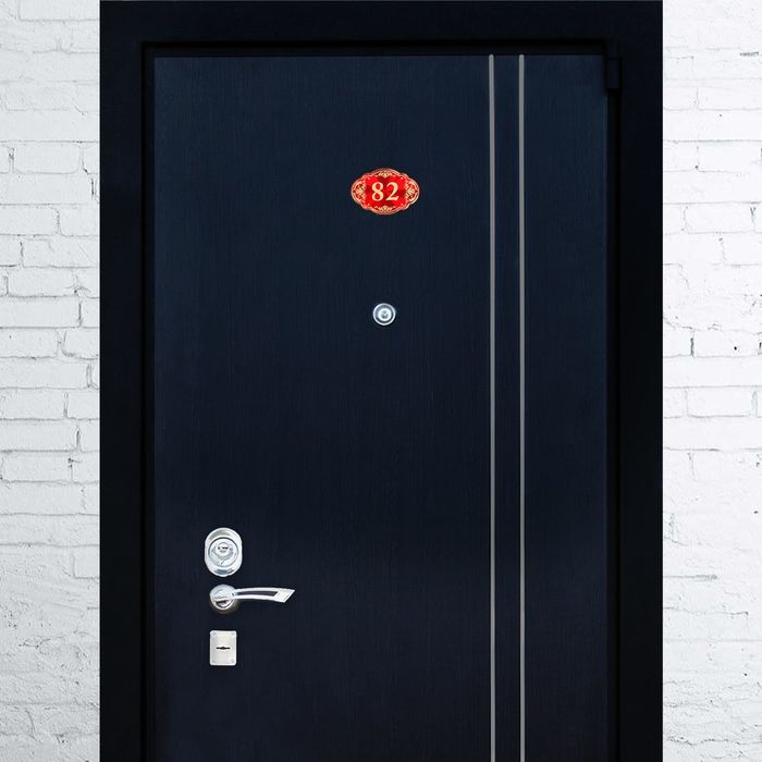 Дверной номер "82", красный фон, тиснение золотом 