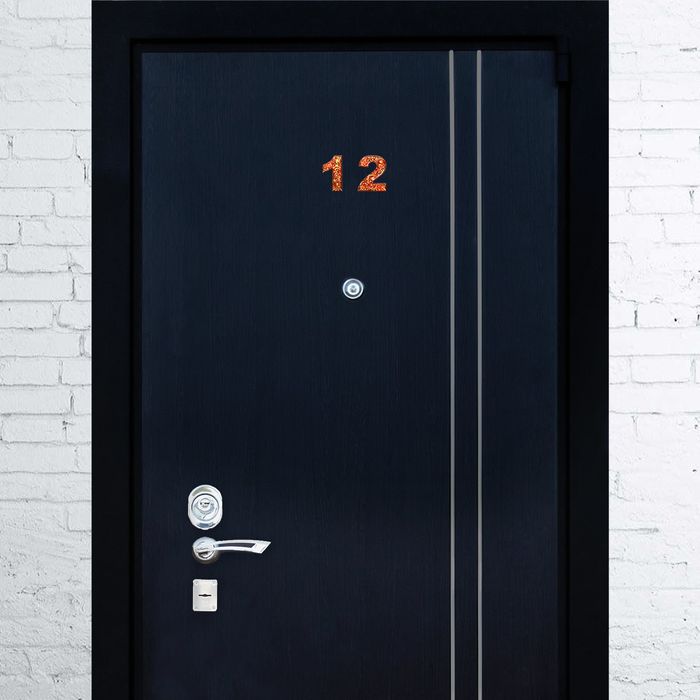 Дверная цифра "2", красный фон, тиснение золотом 