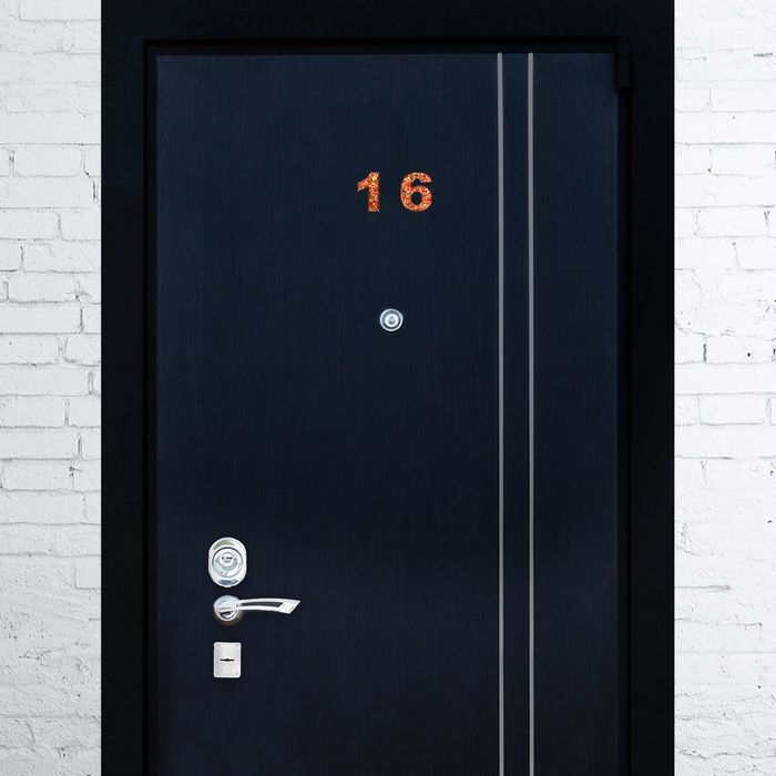 Дверная цифра "6", красный фон, тиснение золотом 