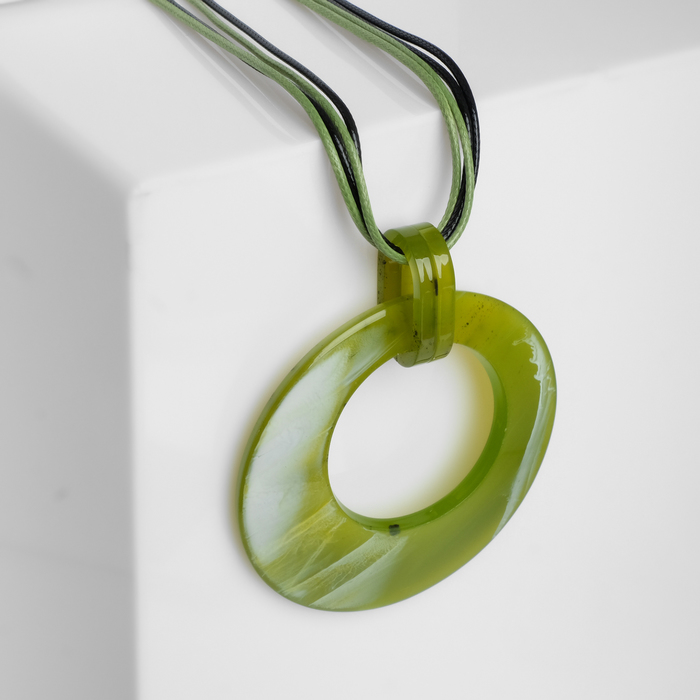 Кулон на шнурке "Комо" кольцо, цвет бело-зелёный, 70см 
