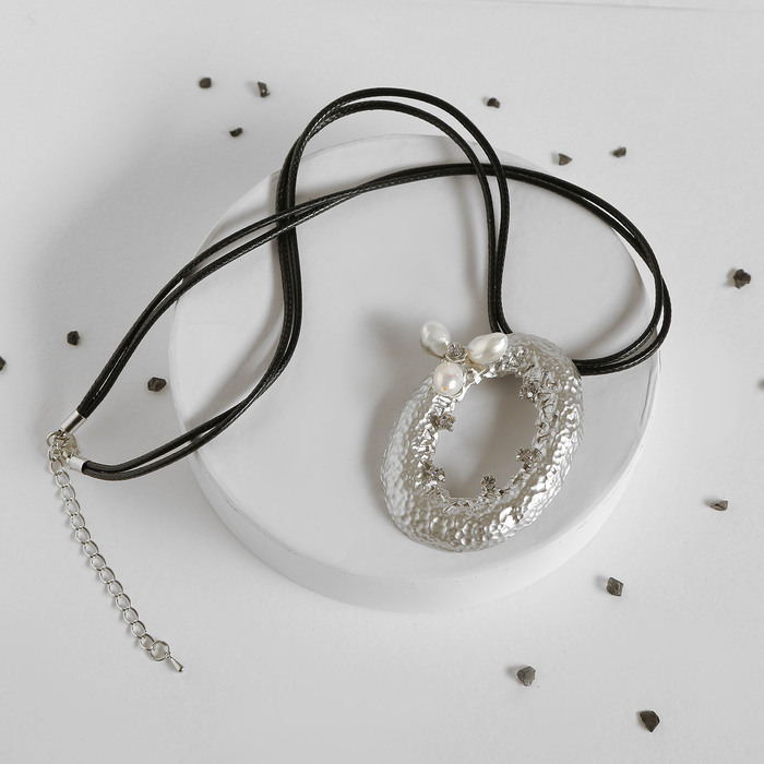 Кулон на шнурке "Сахара" овал с жемчугом, цвет белый в матовом серебре, 50 см 
