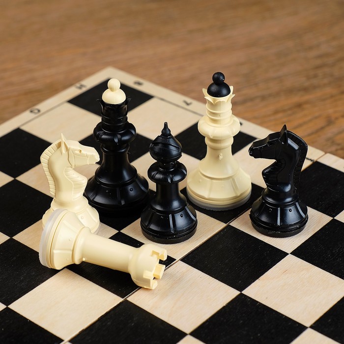 Шахматы (доска дерево 30х30 см, фигуры пластик, король h=6,5 см) 