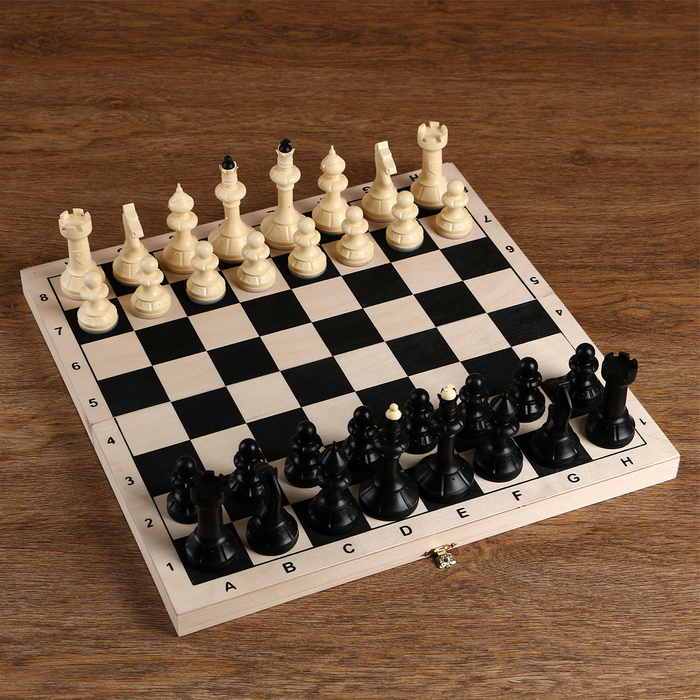 Шахматы "Айвенго" (доска дерево 40х40 см, фигуры пластик, король h=10 см) 