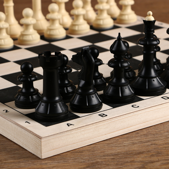Шахматы "Айвенго" (доска дерево 40х40 см, фигуры пластик, король h=10 см) 